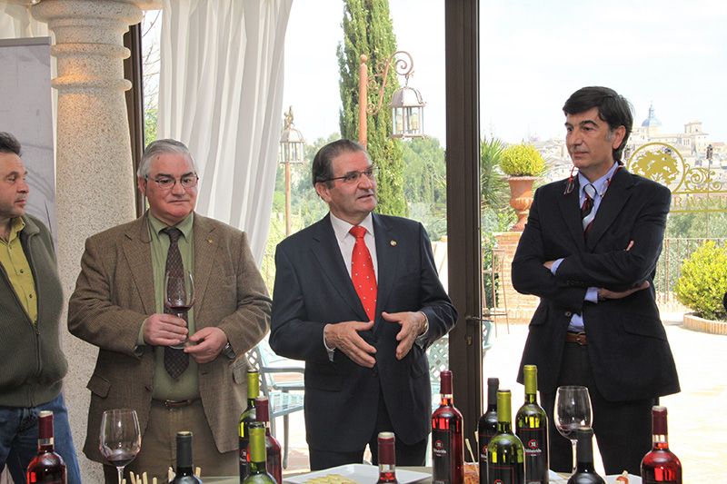 La D.O. Méntrida distingue al presidente de Caja Rural Castilla-La Mancha