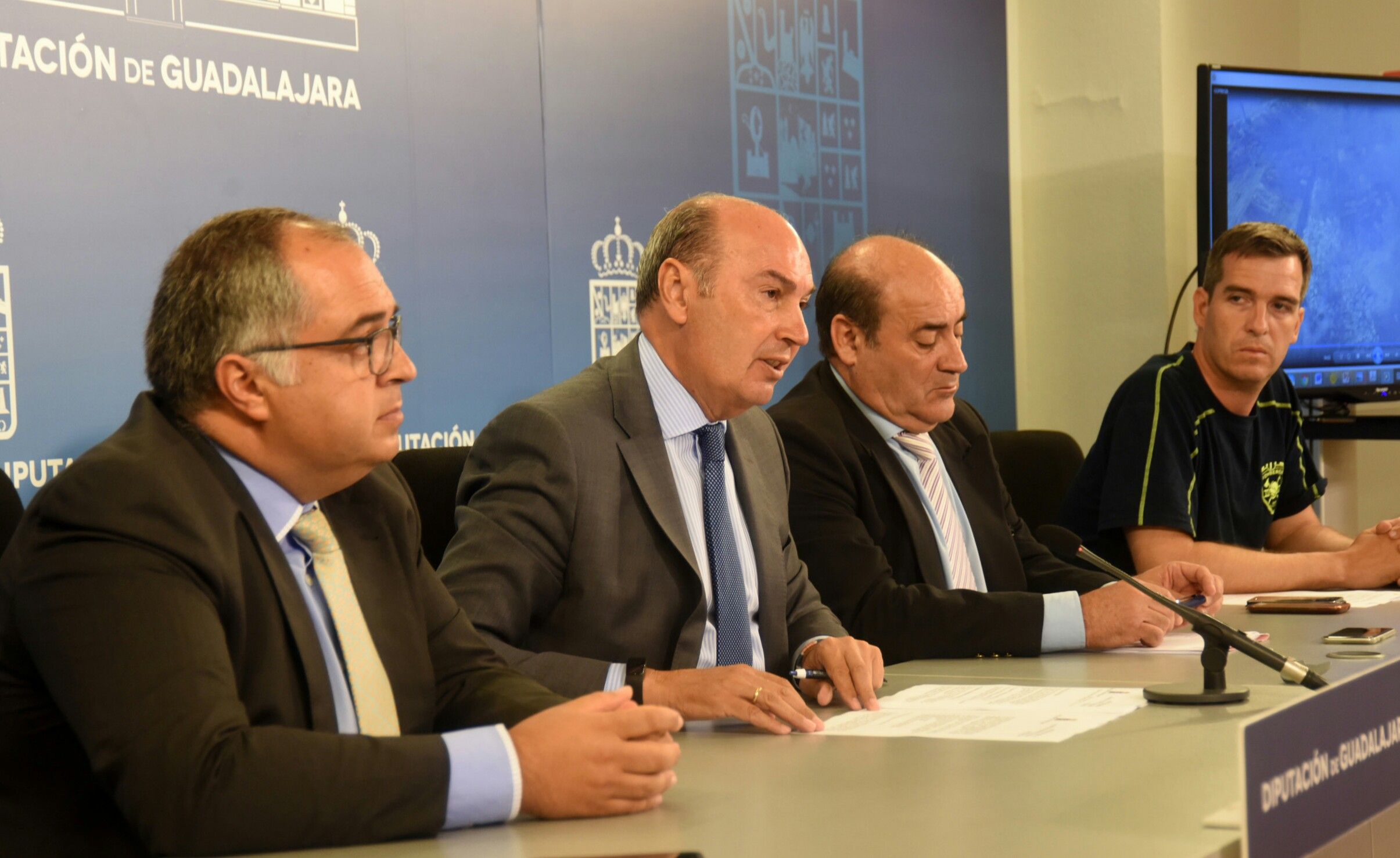 Latre señala como “clave” el trabajo del personal de la Diputación para dar por extinguido el incendio en la planta de reciclaje de Chiloeches