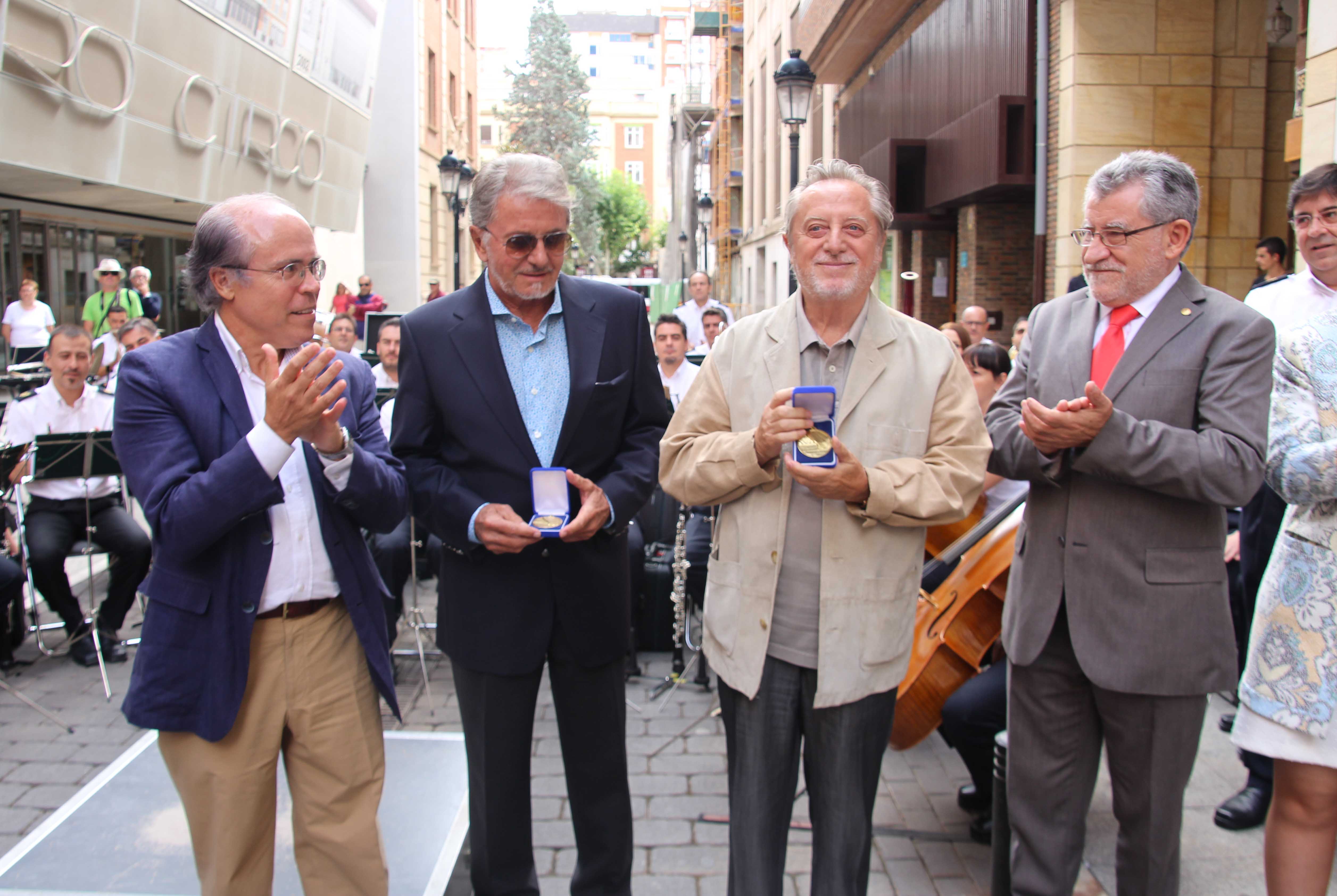 Felpeto: “Este galardón hace justicia a tres personajes históricos que convierten el teatro en una manifestación cultural de primera magnitud” 3 Felpeto: “Este galardón hace justicia a tres personajes históricos que convierten el teatro en una manifestación cultural de primera magnitud”