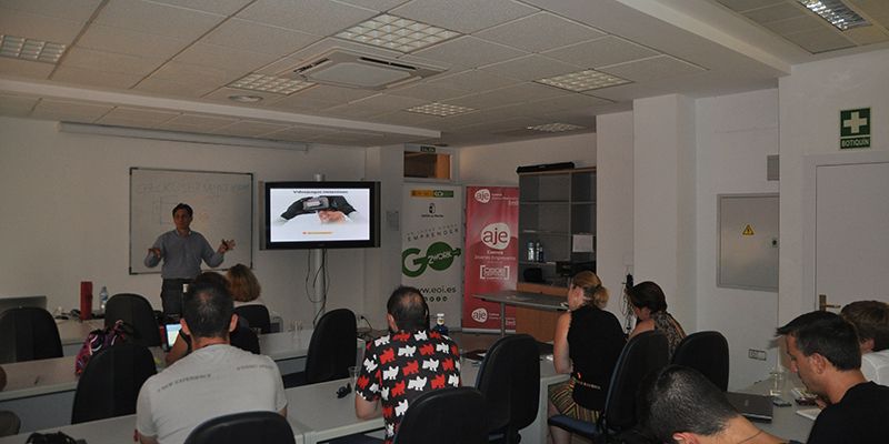 Jimmy Pons señala el modo de hacer marketing con redes sociales y web 1 AJE Coworking tendencias internet