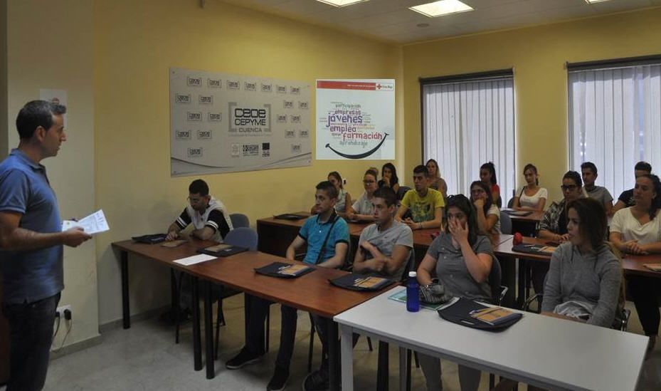 Los jóvenes del proyecto «aprender trabajando», de Cruz Roja, se forman para obtener el título de carretilla