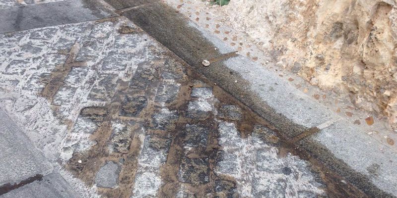 El PSOE de Cuenca denuncia el «deplorable» estado de la calle que da acceso al colegio de El Carmen