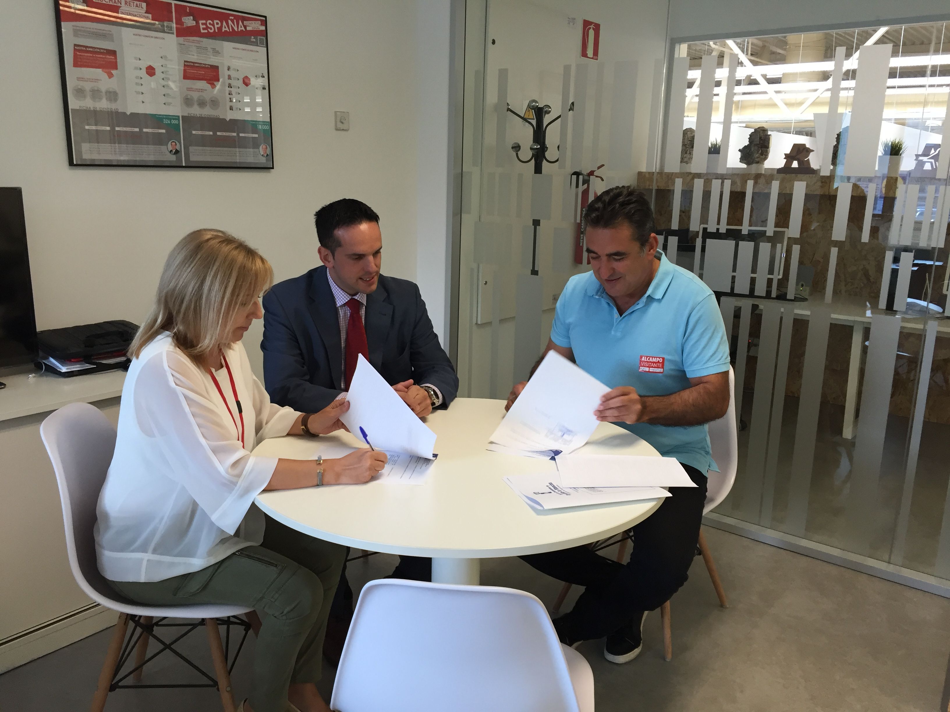 Alcampo Cuenca colaborará con la Junta en la alimentación de los animales del Hosquillo 1 Firma Alcampo 1