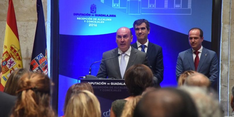 Latre reconoce la gran labor de todos los alcaldes y concejales al servicio de Guadalajara