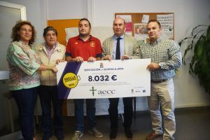 foto-diputacion-entrega-cheque-paella-solidaria