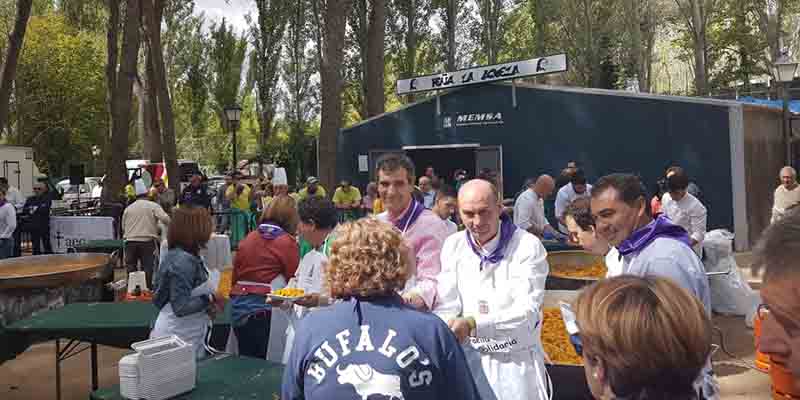 La Paella Solidaria a beneficio de la Asociación Contra el Cáncer congrega a casi 4.000 personas
