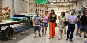 Las carrozas de Azuqueca ‘a punto de caramelo’ 2 Los concejales de C’s Azuqueca de Henares acompañados de miembros del Subcomité Provincial visitan la nave en donde las peñas de Azuqueca ultiman la elaboración de las carrozas