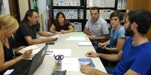 Sandra Martínez en el centro de la imagen, junto a José María Gil y Pablo Manuel Simón.