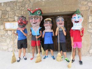 Cabezudos y escobas en Almonacid de Zorita.