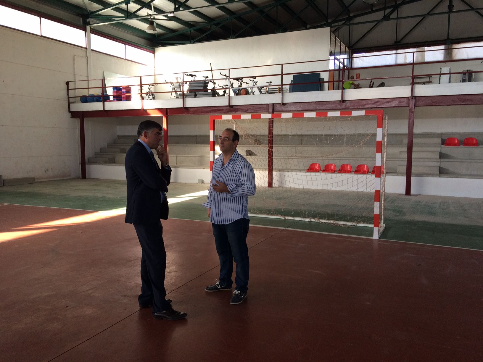 El delegado de la Junta asiste a la recepción de las obras de ampliación del gimnasio de Montalbo