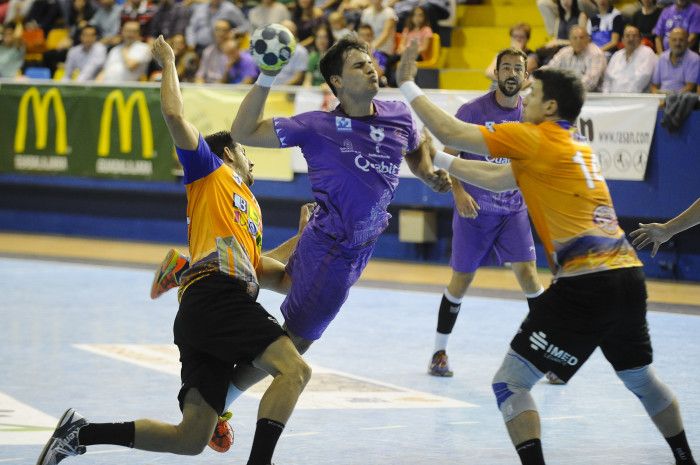 BM Guadalajara sobrevive a las lesiones ganando al BM Benidorm 3 BM Guadalajara sobrevive a las lesiones ganando al BM Benidorm