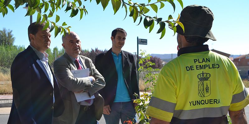El viceconsejero de Empleo se interesa por el desarrollo de los planes de empleo puestos en marcha en Yunquera y Torija
