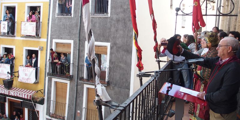 Arranca San Mateo tras un multitudinario desfile de peñas y el pregón inaugural de Luis Algara “El Estudiante”