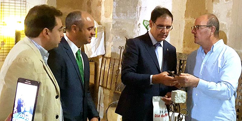 Prieto inaugura la XVII Feria de Productos Artesanales de Huete y la exposición fotográfica de Carlos González