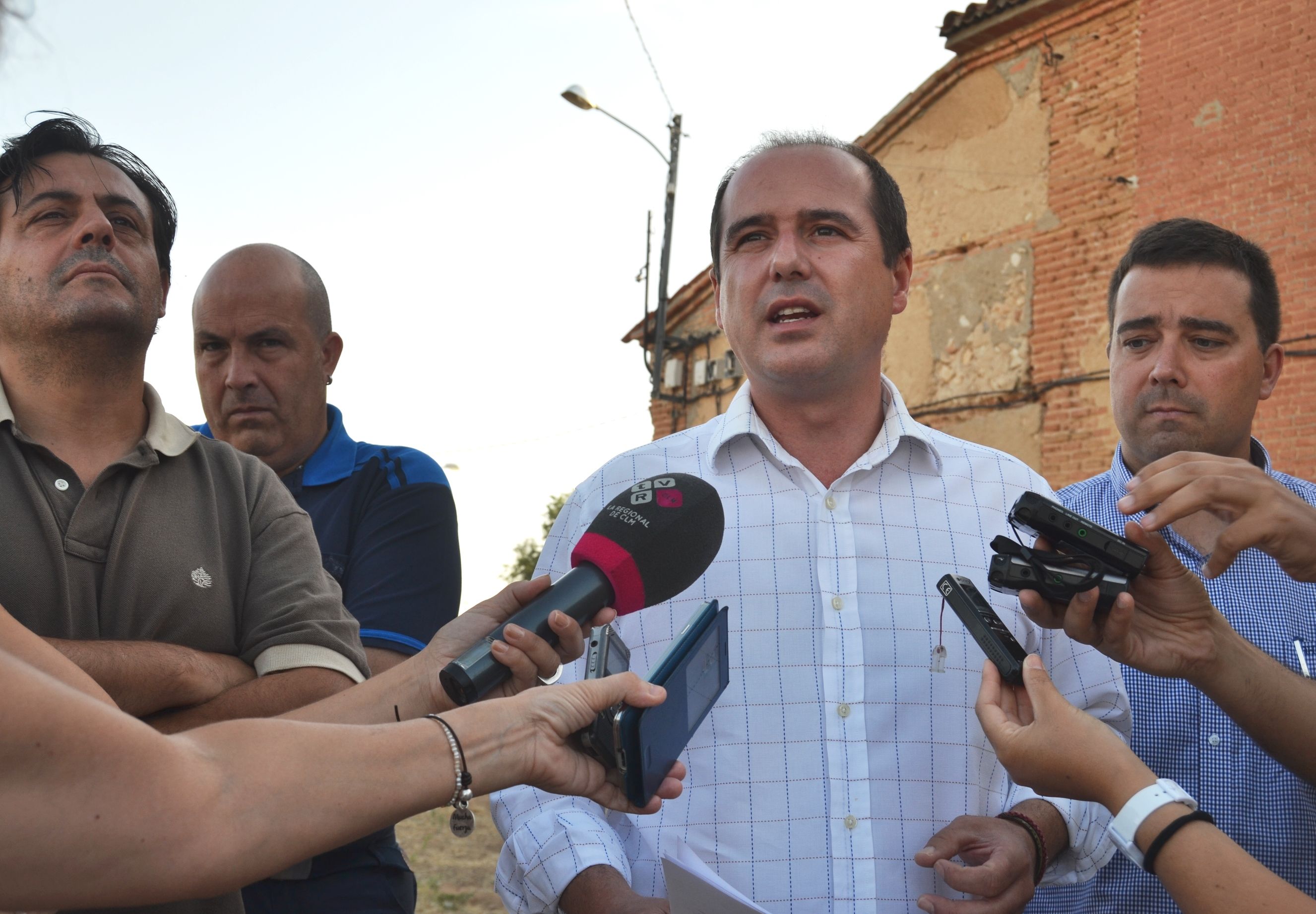 El delegado de la Junta agradece el trabajo realizado por todos los grupos de intervención que han participado en el incendio de Chiloeches 4 El delegado de la Junta agradece el trabajo realizado por todos los grupos de intervención que han participado en el incendio de Chiloeches