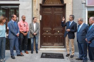 Descubrimiento de placa e instalación artística en la casa natal de Antonio Buero Vallejo por el centenario de su nacimiento