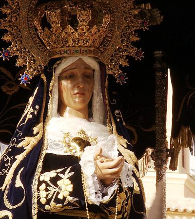 Ntra. Sra. de la Soledad del Puente celebra el 75 aniversario de su llegada a Cuenca con un Rosario Vespertino en la calle 3 Ntra. Sra. de la Soledad del Puente celebra el 75 aniversario de su llegada a Cuenca con un Rosario Vespertino en la calle