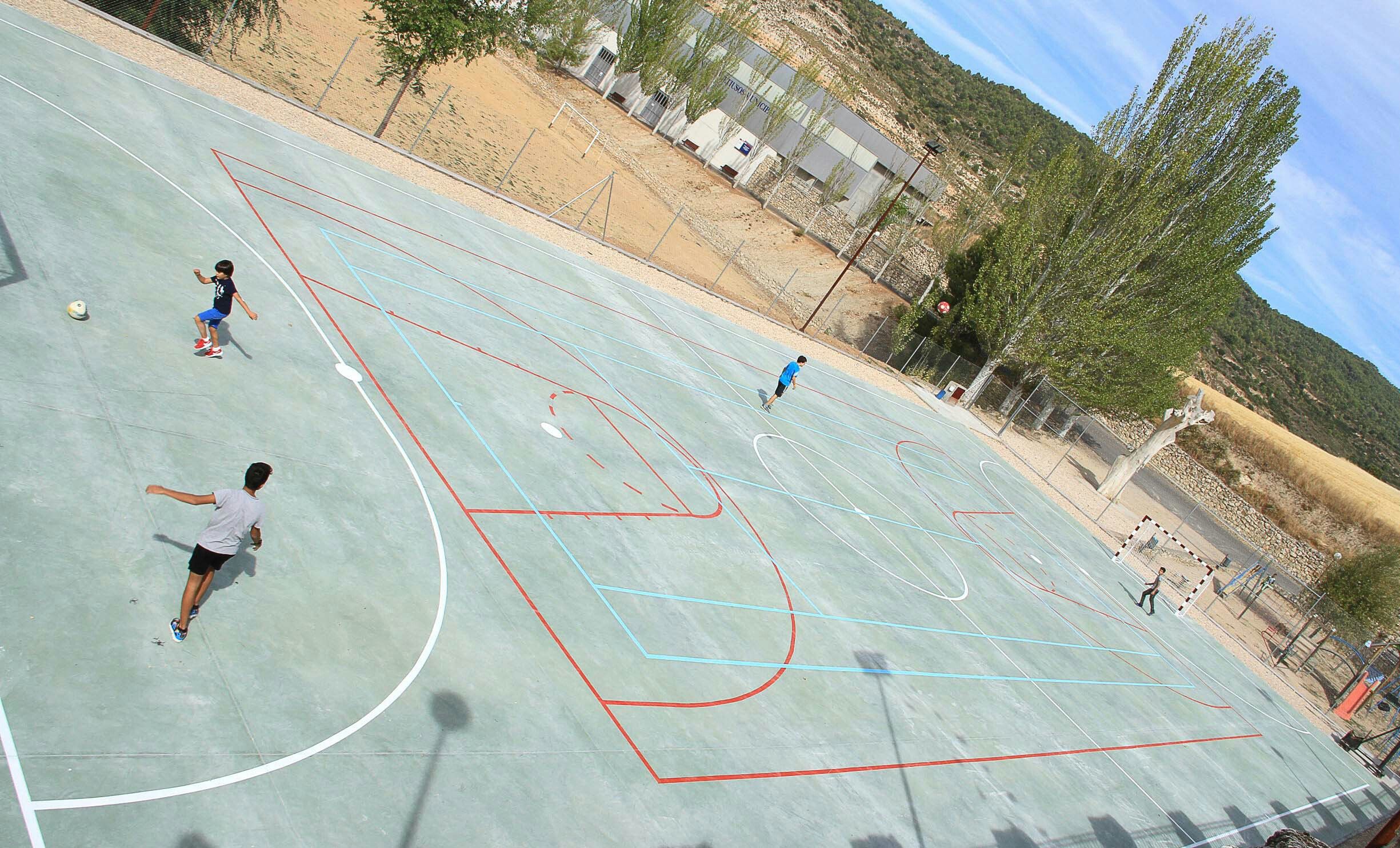 Nuevo pavimento para la pista polideportiva de Pareja