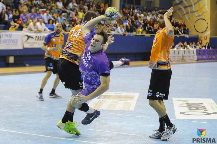 César Montes pide la ayuda de la afición para el partido contra BM Sinfín 3 César Montes pide la ayuda de la afición para el partido contra BM Sinfín