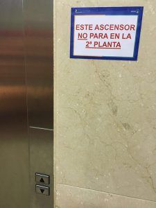 carteles-en-el-hospital-con-motivo-del-cierre-de-planta