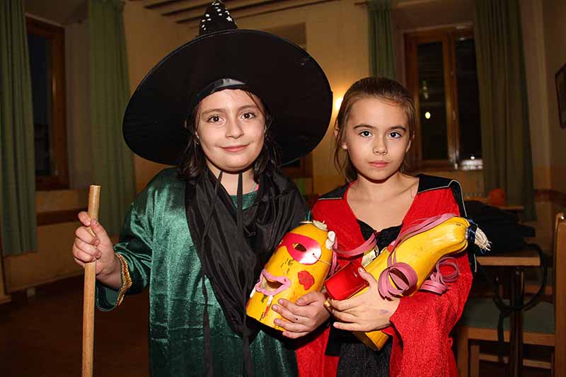 Pareja prepara la festividad de Todos los Santos con un taller de calabazas, degustación de ‘Puches’ y juegos tradicionales