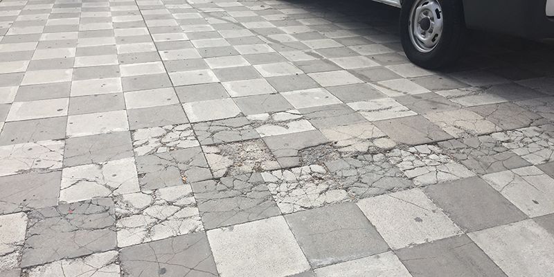 El GMS exige a Mariscal que arregle los desperfectos del acerado de la entrada del centro de mayores «Dos Ríos»