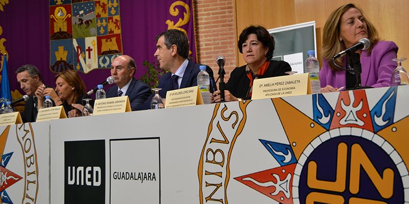 La Junta anima a los estudiantes de la UNED a continuar sus estudios de máster y a solicitar una de las becas convocadas por la Junta