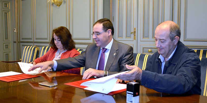 Diputación de Cuenca mantiene su apoyo a Coopaman contribuyendo a profesionalizar el sector del ajo 1 FirmaConvenioDipuCoopamanOK