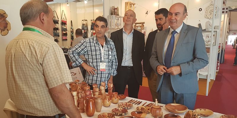 José Manuel Latre visita FARCAMA donde participan 16 artesanos de Guadalajara