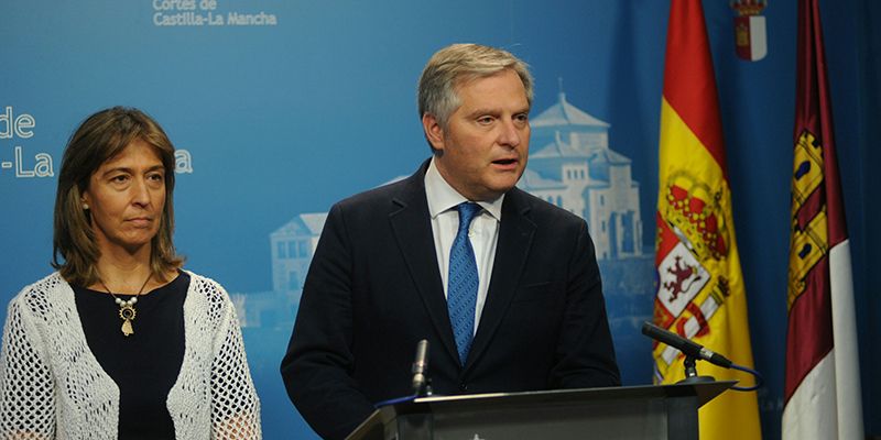 El PP no se anda por las ramas y pide a Page valentía para convocar elecciones en Castilla-La Mancha