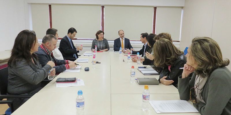 Patricia Franco mantiene una reunión con el personal de la Delegación provincial en Guadalajara
