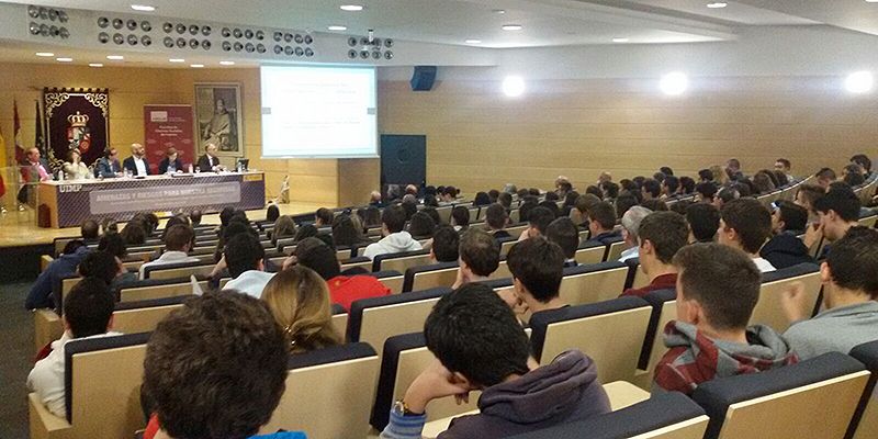 Numeroso público se cita en la mesa redonda sobre el terrorismo del Daesh en Cuenca