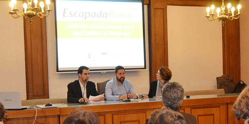 Más de medio centenar de profesionales del turismo rural analizan en Brihuega el sector de la mano del Gobierno regional y el portal Escapadarural.com