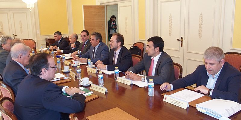 La segunda reunión de trabajo sobre los terrenos de ADIF trata las necesidades de actuación en la línea convencional