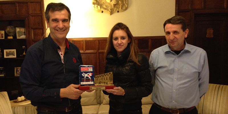 Antonio Román felicita a Lydia García, tras proclamarse Campeona de España de Taekwondo