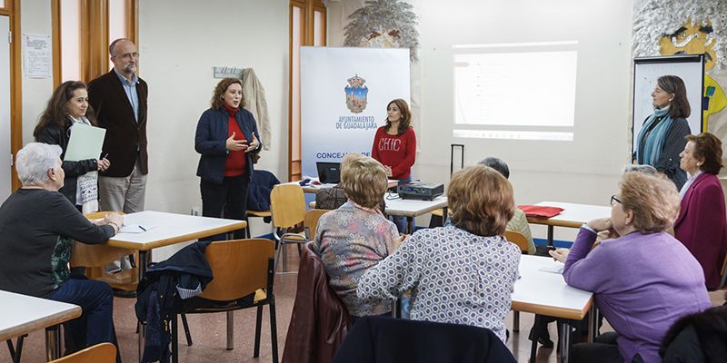 Verónica Renales asiste al inicio de las actividades del programa Envejecimiento Activo