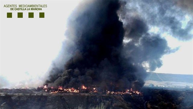Los ecologistas alertan de la retirada de "chatarra contaminada" en furgonetas de la planta incendiada en Chiloeches