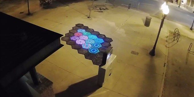 Una acera aprovecha la luz del sol para abastecer de energía limpia a la ciudad