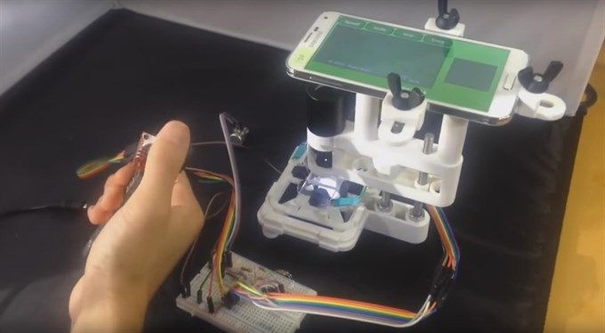 Desarrollan un microscopio para ‘smartphones’ que permite jugar con microbios