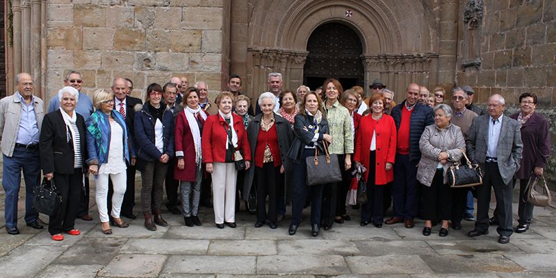 Aurelia Sánchez visita la exposición “aTempora” junto a medio centenar de mayores de la Federación Alcarreña de Jubilados