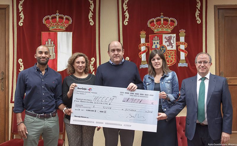 El Ayuntamiento de Guadalajara entrega a ACCEM y Manos Unidas la recaudación del Festival de Jotas y del teatro infantil  celebrados de las pasadas Ferias