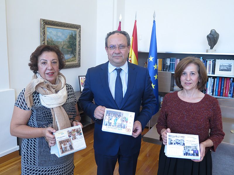 El Gobierno regional edita 500 ejemplares del calendario solidario 2017 de la Asociación de Familias de Niños con Cáncer de Castilla-La Mancha