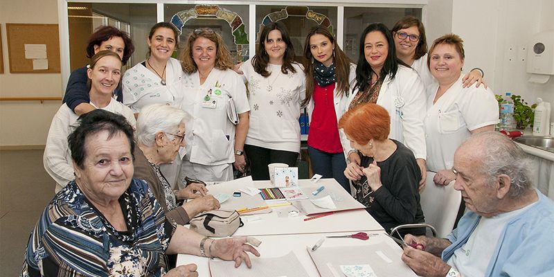 Los mayores de la Unidad de Día de Geriatría del Hospital de Guadalajara participan en un taller de scrapbooking