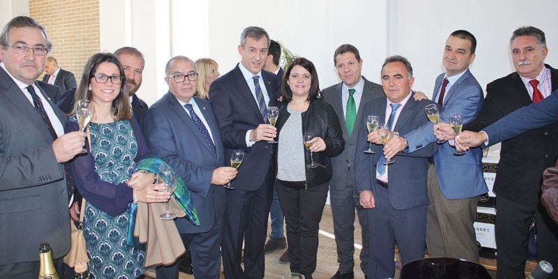 Caja Rural Castilla-La Mancha, con los vinos Cueva y las cooperativas de Villanueva de Alcardete