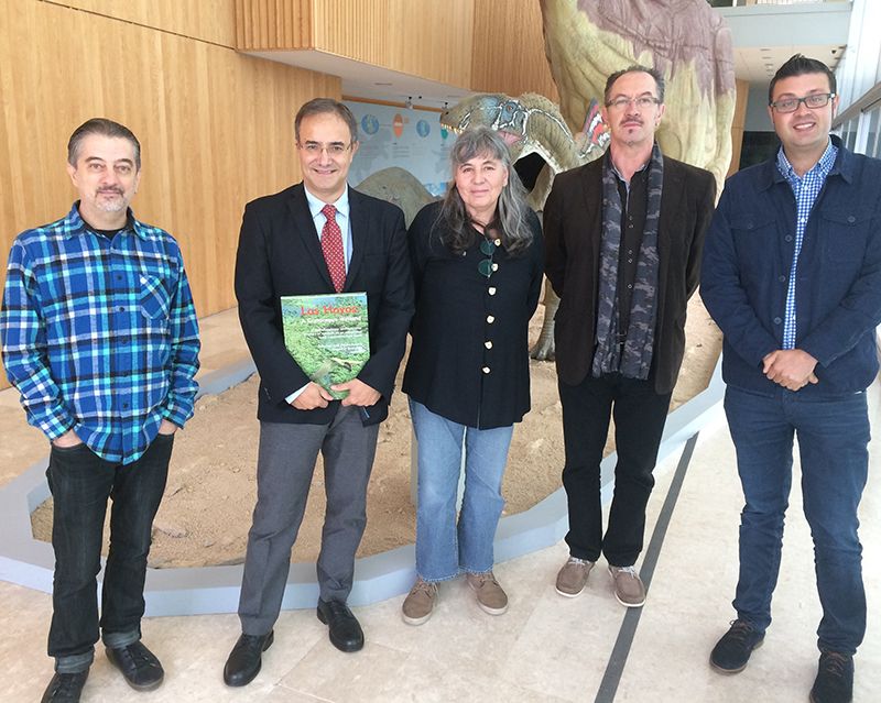 La Junta destaca que el libro ‘Las Hoyas: a Cretaceous Wetland’ “es la demostración de que  los grandes logros son el resultado de una tarea de equipo”