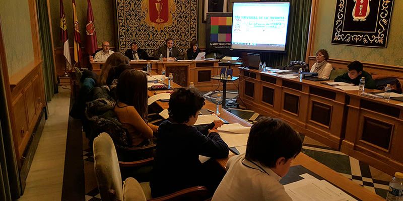 Mariscal invita a un niño del Consejo de la Infancia a que tome parte en el próximo Consejo Social de diciembre