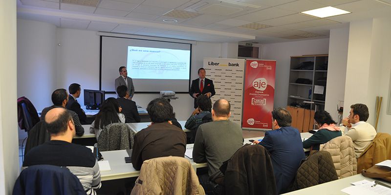 Cerca de 30 empresarios de Cuenca reciben información sobre marcas y patentes