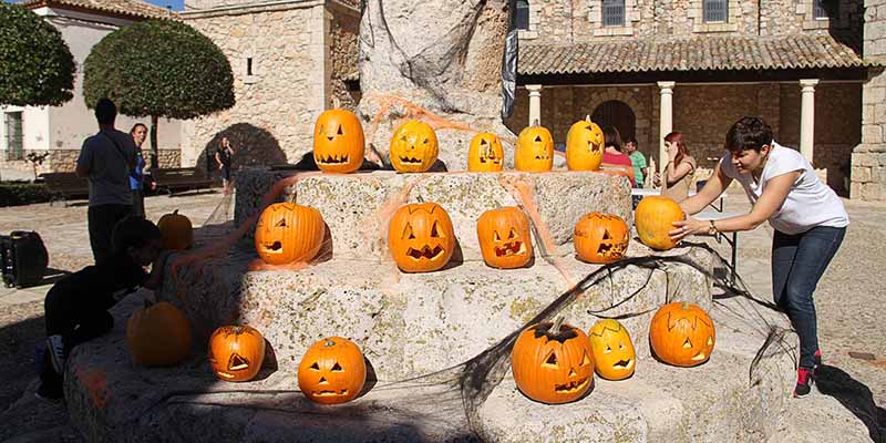Fuentenovilla se une en torno a sus tradiciones de Todos Los Santos