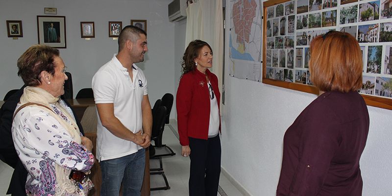 La consejera de Bienestar Social visita la vivienda de mayores que el Ayuntamiento de Los Hinojosos
