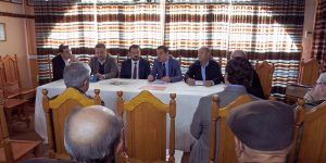 el-consejero-de-agricultura-mantiene-una-reunion-con-agricultores-de-la-roda